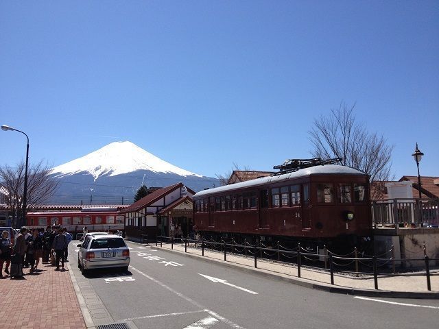 河口湖駅まで行くと綺麗な富士山と電車が一緒に見れます！周辺にはカフェや売店も多いです♪