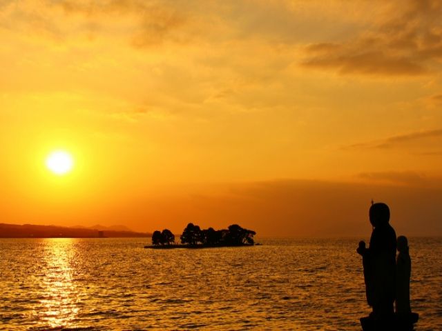 宍道湖（沈む夕日が湖畔に映えきれい☆）に沈む夕日は本当に美しいです。