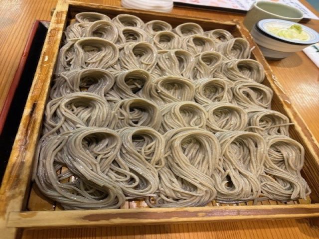 湯沢名物の「へぎそば」です。
つなぎにふのりを使った独特の歯ごたえを楽しんでください！