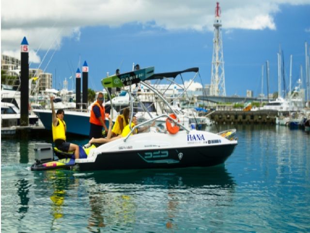 水上バイク合体型のボートでマリンアクティビティ♪