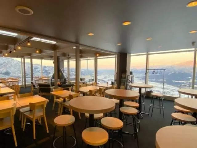 お洒落なカフェでのお仕事です。