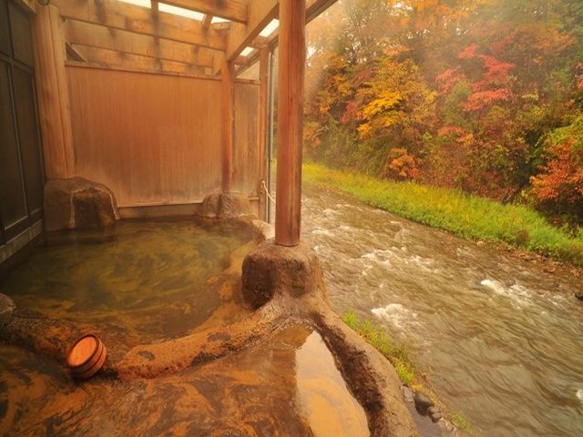 露店風呂の近くには小川が流れており風景は絶景です☆