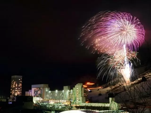 スキーシーズンに花火！？
夜のゲレンデに打ち上がる花火は夏とは違った魅力が！
