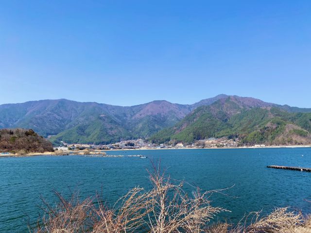 湖から見える景色がきれいです♪晴れてたら散歩も楽しめます！
