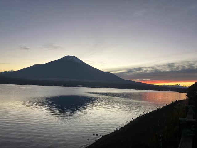 夕暮れの山中湖と富士山がとてもきれいです！