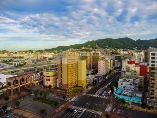 【時給1300円】人気テーマパーク近くのホテルで完全個室寮に住めるフロント求人です！