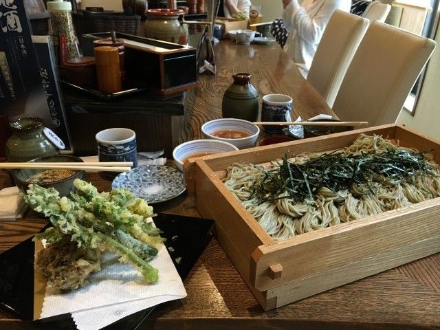 つるつるとした食感と弾力のあるコシが人気の「へぎそば」
珍しくからしを薬味にしています！