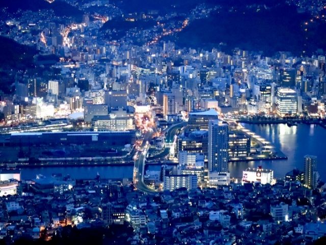 周辺はコンビニやスーパーなどがあり便利です！