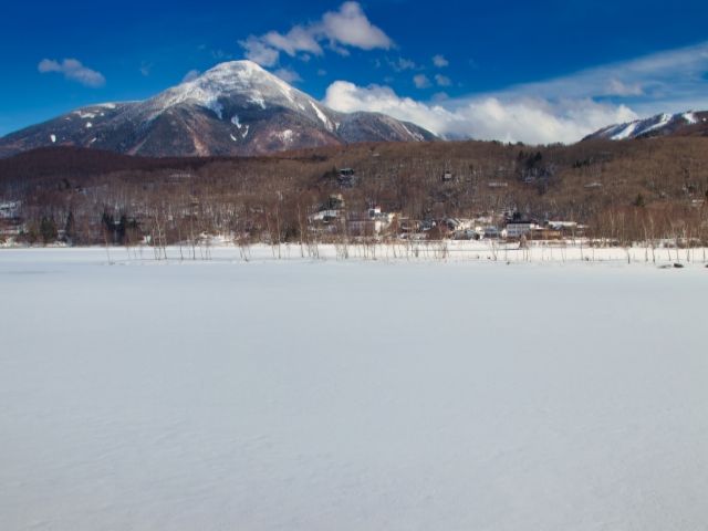 寒い日には凍った白樺湖が見れるかも…！幻想的な風景です♪