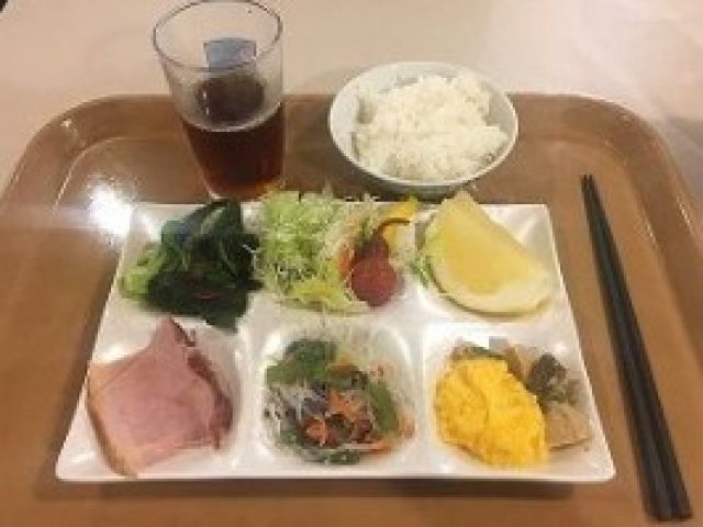 まかないはバイキング料理！休みの日も3食でますよ！！