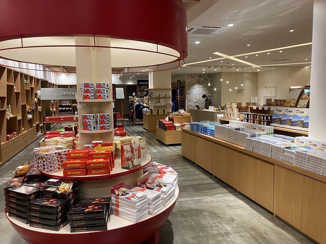 1F売店では、お土産品から衣服など様々なジャンルの商品を取り扱っております。