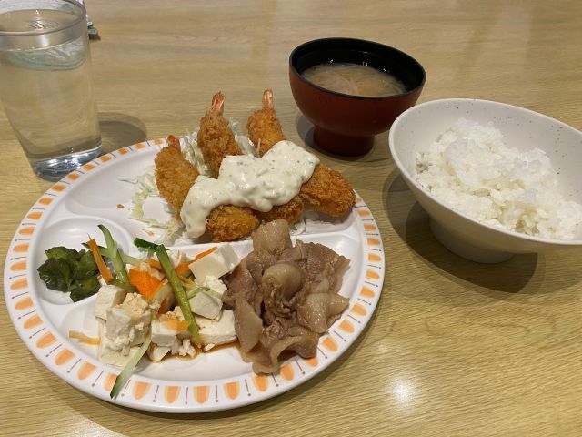 今日の従食はエビフライでした！日替わりメニューなので、毎日の食事が楽しみですね。
