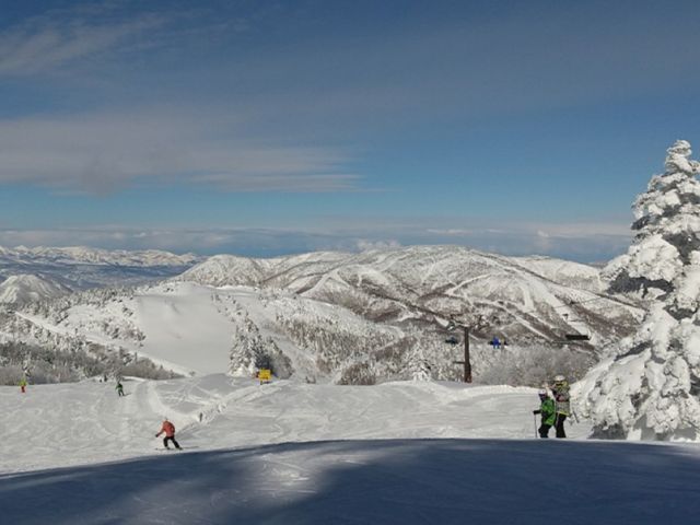 横手山スキー場まで徒歩3分、熊の湯スキー場も徒歩5分の好立地◎
滑れる職場です◎