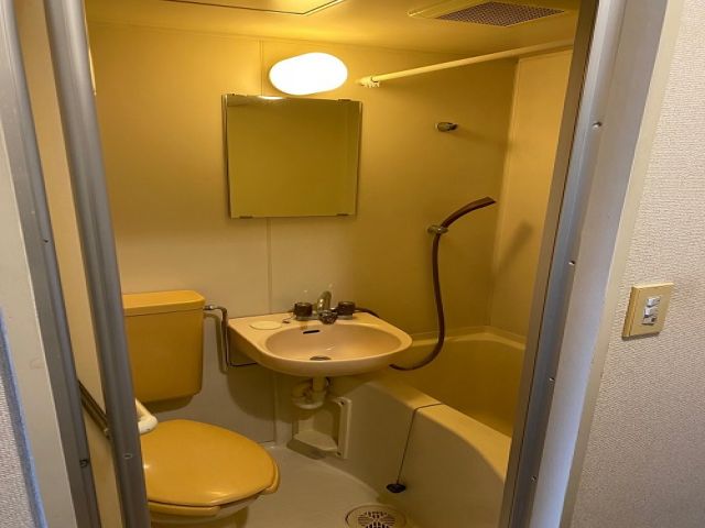 寮から徒歩約10分のところにスーパーマーケットが有ります。何でも揃いますよ！