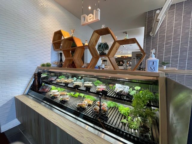 ホテル内のレストランは、沖縄県民からも人気のランチスポットです♪