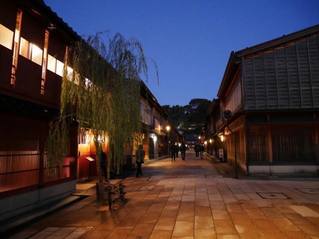 温泉街を楽しみましょう！