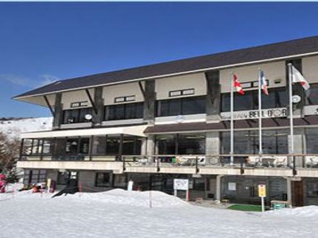 周辺には宿泊施設が立ち並んでいます。