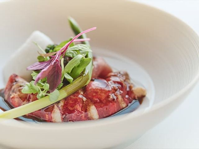 お食事のジャンルはフレンチです。料理に詳しくなれるかも？