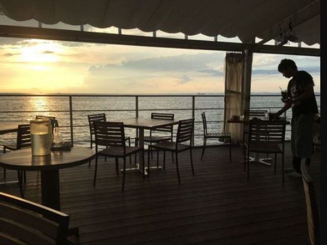 海に沈む夕日は幻想的ですよ！リゾートを満喫してください！