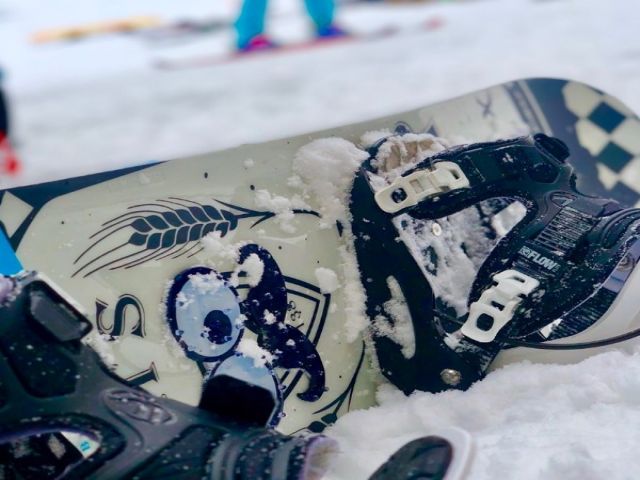 休日はスキーやスノーボードも楽しめます！！