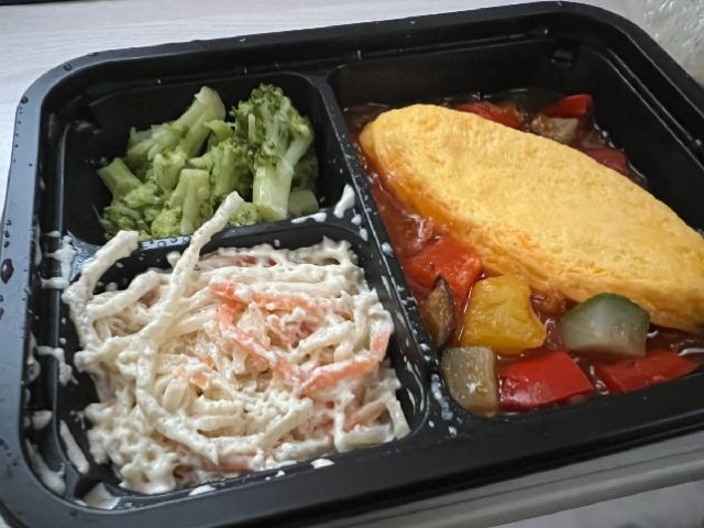 ごはんは毎日お弁当がもらえます◇
いろんなメニューがあるので飽きません!!