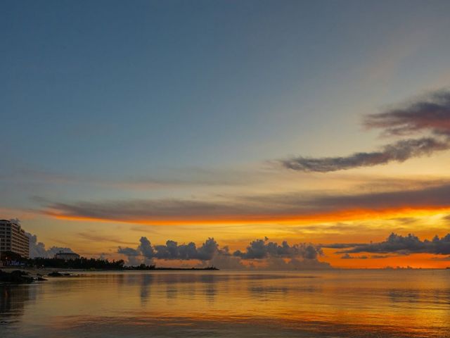 恩納村に沈む夕日を堪能下さいっ！！