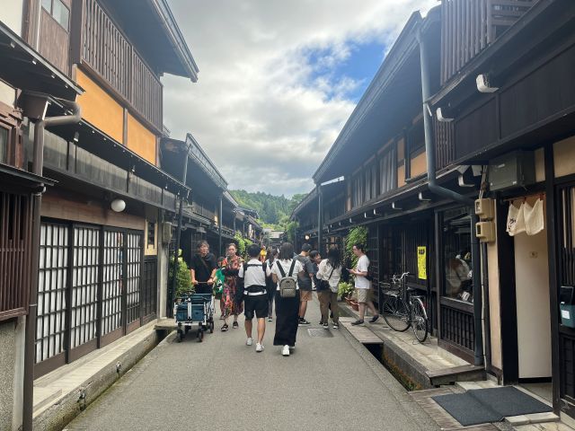 バス1本で高山まで行けちゃいます！高山には古い町並みなど観光スポットがたくさんありますよ♪