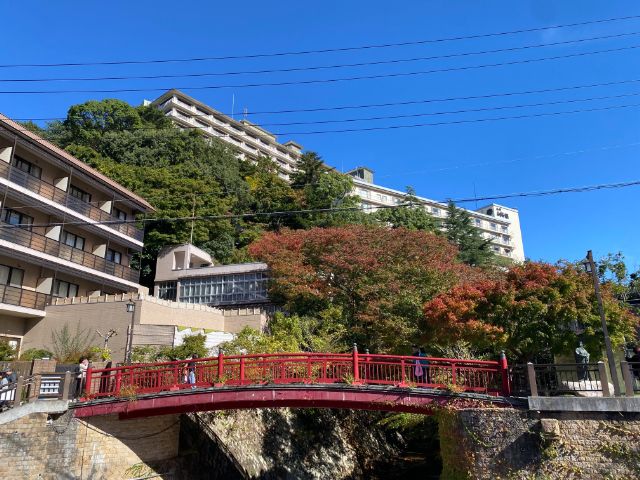 大人気の有馬温泉でのお仕事。国内外問わず観光客で賑わっています。