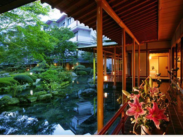 落ち着いた雰囲気がお客様の癒し空間を彩ります♪