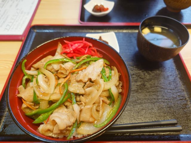近隣には美味しい定食屋さんもございます★