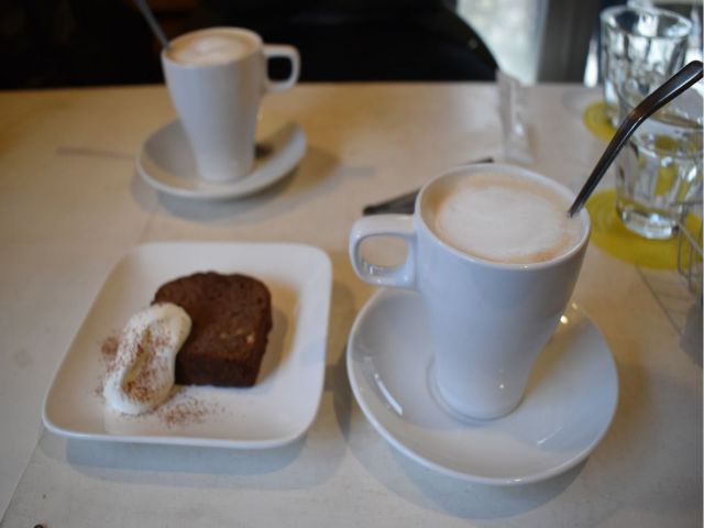 近隣にはお洒落なカフェもあるんです！！