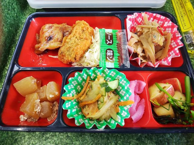 お弁当です。ごはんとお味噌汁も付きます！