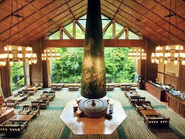 高さ8.5ｍ・重さ5ｔのブロンズ巨大暖炉は迫力満点！ホテルのシンボルです