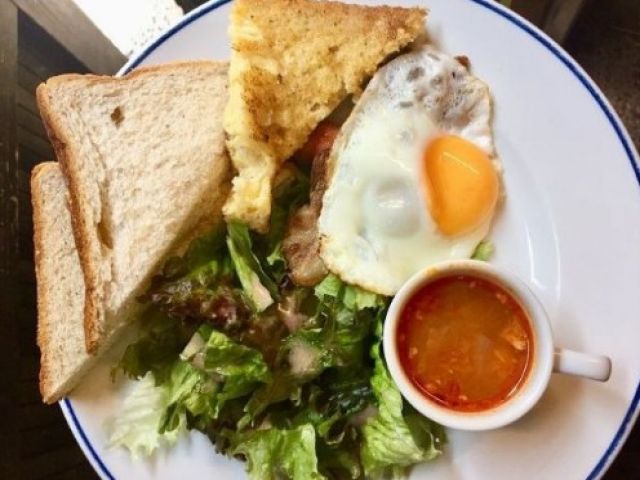 駅直結のベーカリーレストランです。おいしいまかない付き！