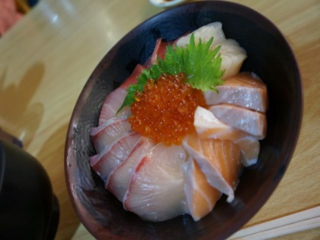 海が近いので海鮮物がおいしいです！
休みの日に食べに行ってみてください？