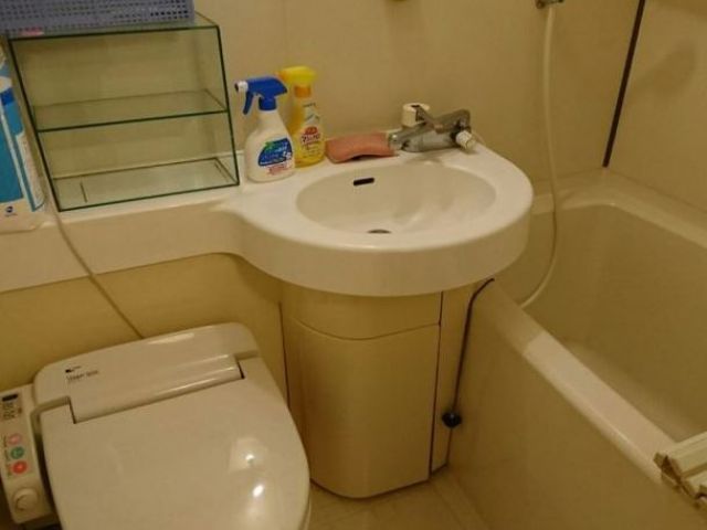 寮はワンルームタイプです。10分程ですが坂道が有ります。