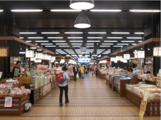 20歳以上の方におススメなのは駅中にあるぽんしゅ館!!呑みたいお酒をワンコインで呑み比べ♪