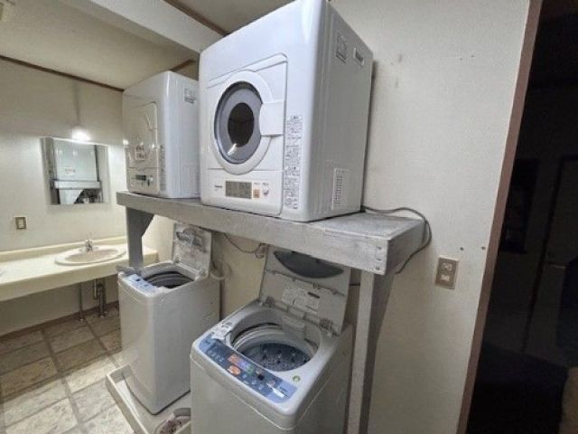 大浴場周辺に洗濯機と乾燥機があります。
談話室兼食堂もあり、便利です！