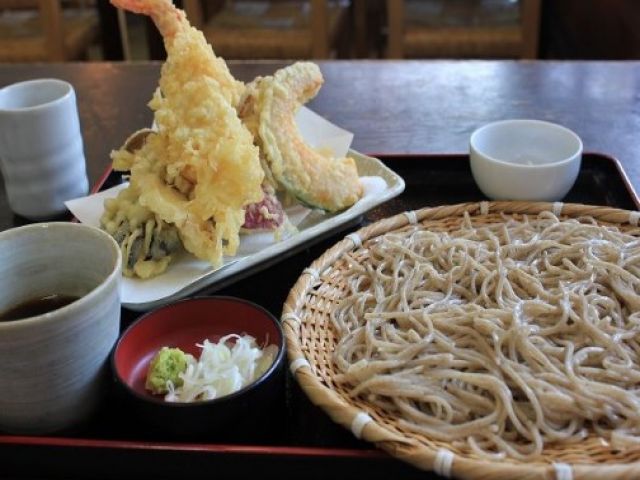 徒歩圏内にコンビニ・飲食店有！飲食店も多数ありますよ。