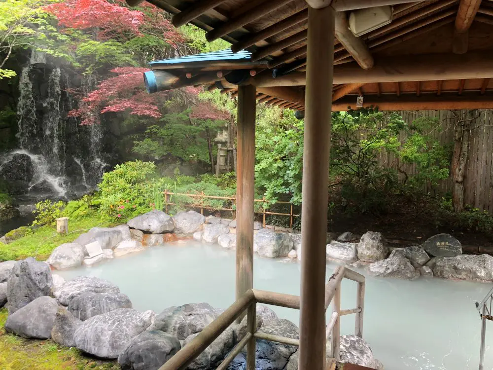 大湯沼川天然足湯