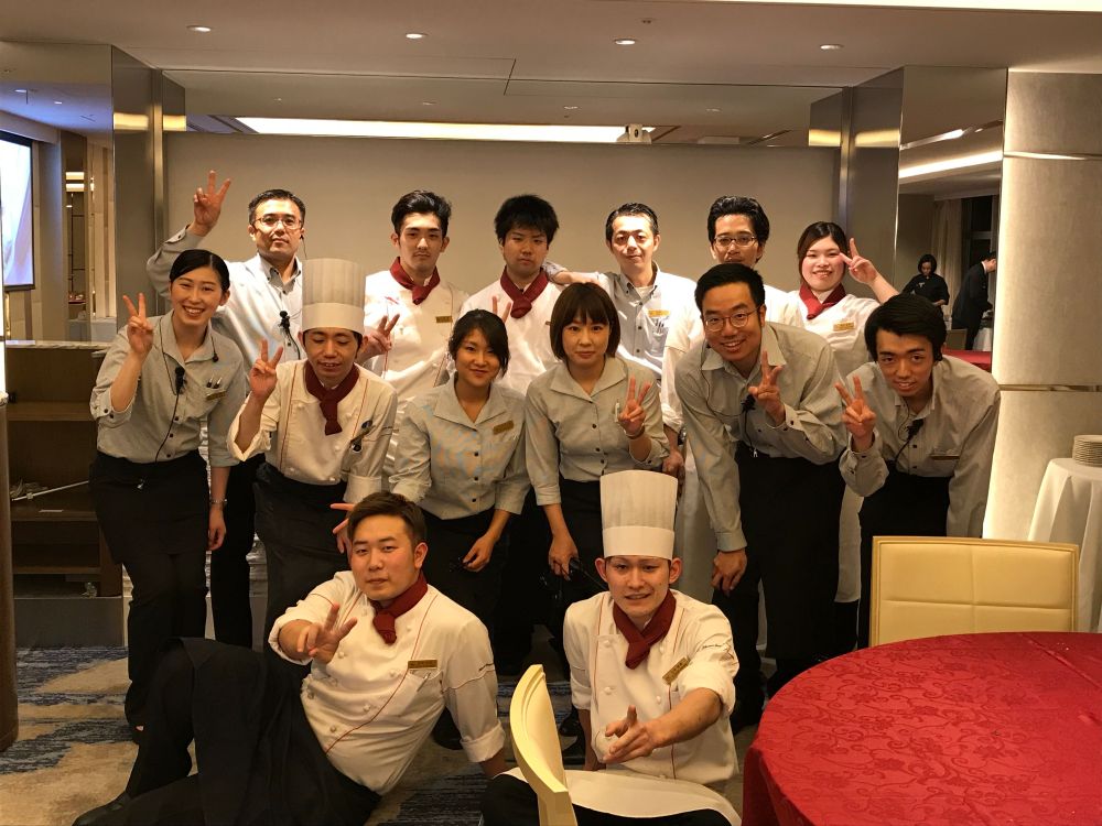 ホテルのホールスタッフ