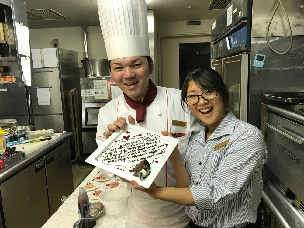 厨房で働くスタッフ