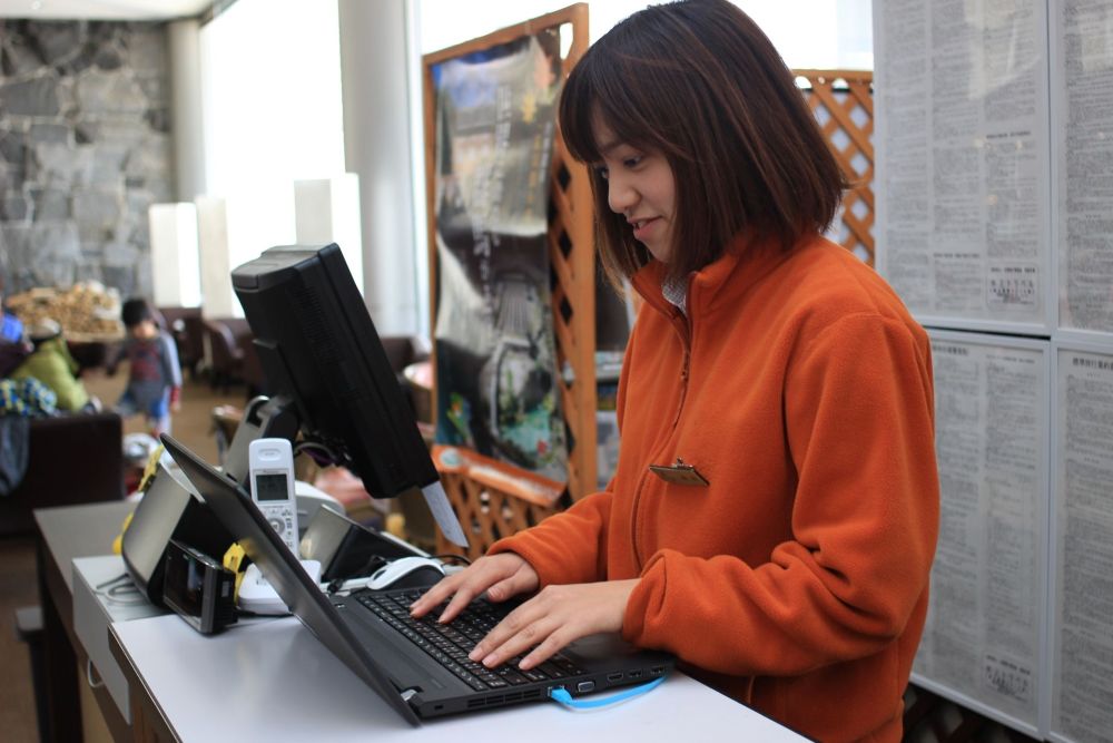 PC作業をするスタッフ