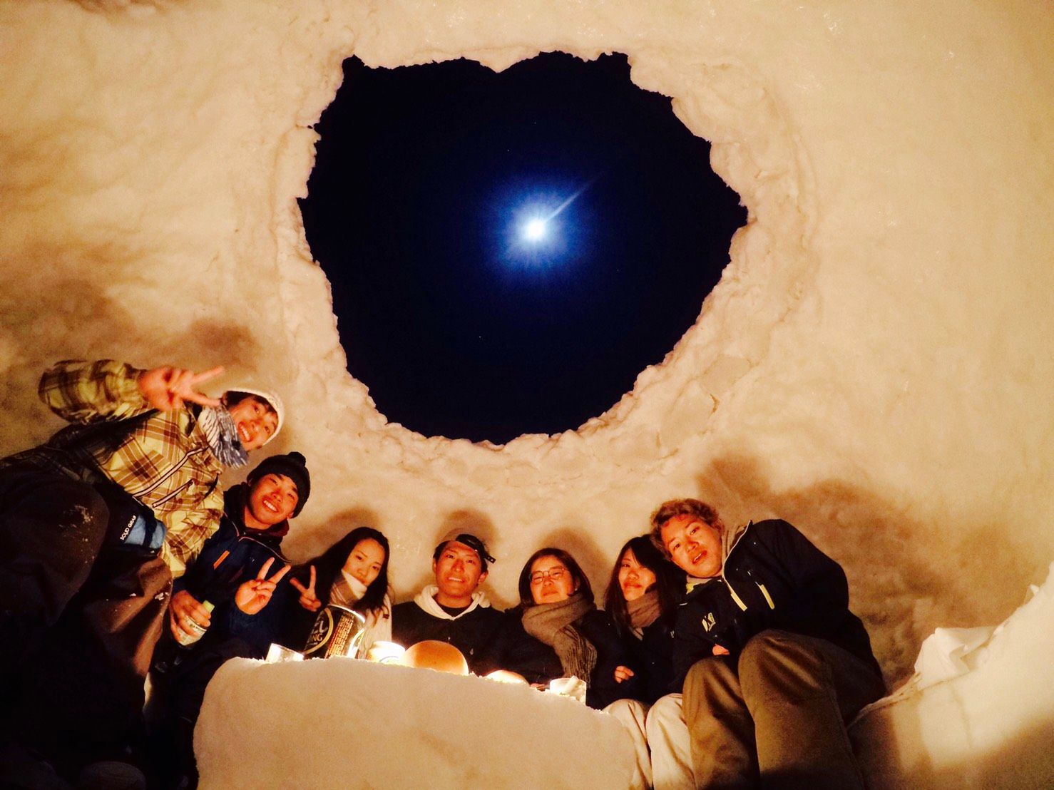 スタッフ仲間とかまくらを楽しむ