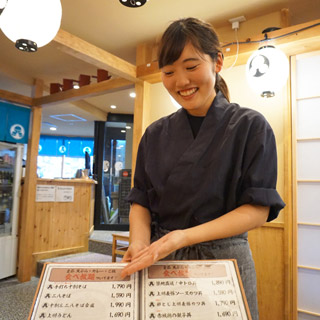 仕事は基本的にホールとお皿洗いで、すいてる時にはキッチンでお蕎麦の茹で方を教えてもらったり盛り付けを手伝ったり、お通しを作ったりしました。