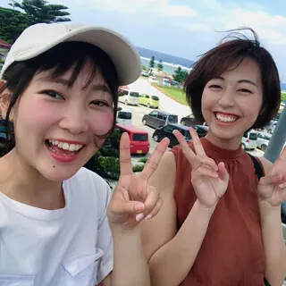 空港からホテルに向かう派遣専用のバスの中で出会った同期!職場はバラバラだけど、寮が一緒ですぐに仲良しに♪
