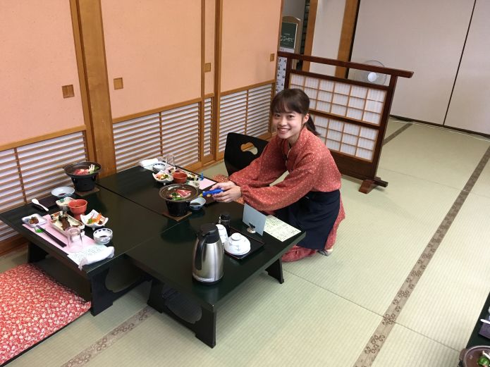 リゾートバイトで片付けする女性