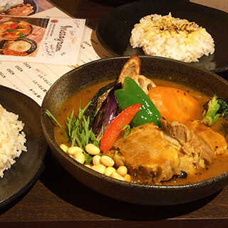 いっぱい働いてたくさん滑ったあとは、北海道グルメを堪能♪スープカレーは外せない☆