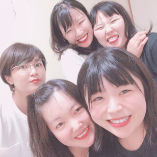 寮では友達の部屋に行っておしゃべりするのが日課。