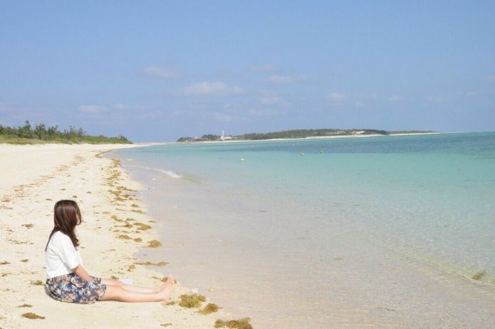 海を眺めるリゾートバイトに来た女性
